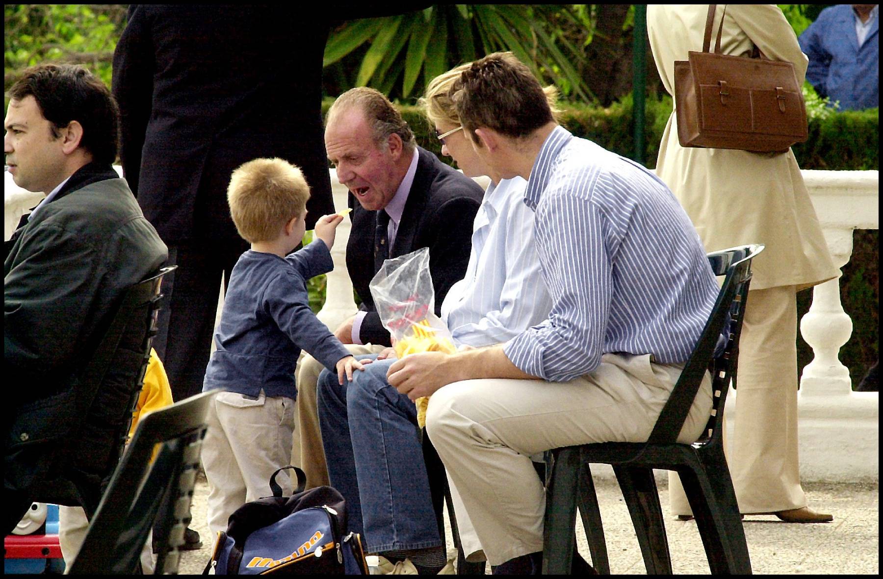 El Rey Juan Carlos junto a I&ntilde;aki Urdangarin y la infanta Cristina. (Foto: Gtres)