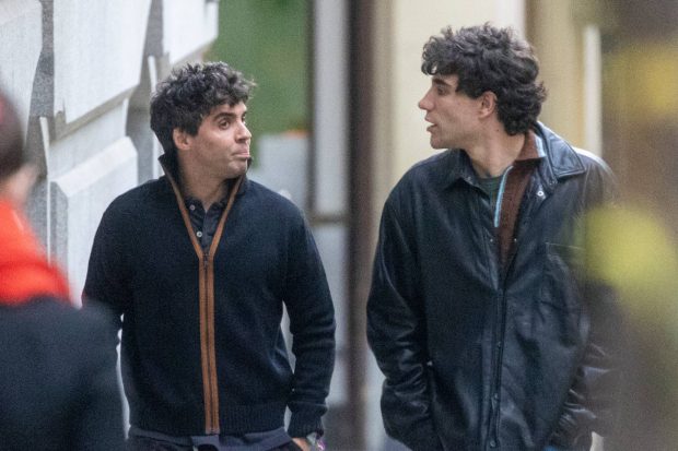 Los Javis por las calles de Madrid. (Foto: Gtres)