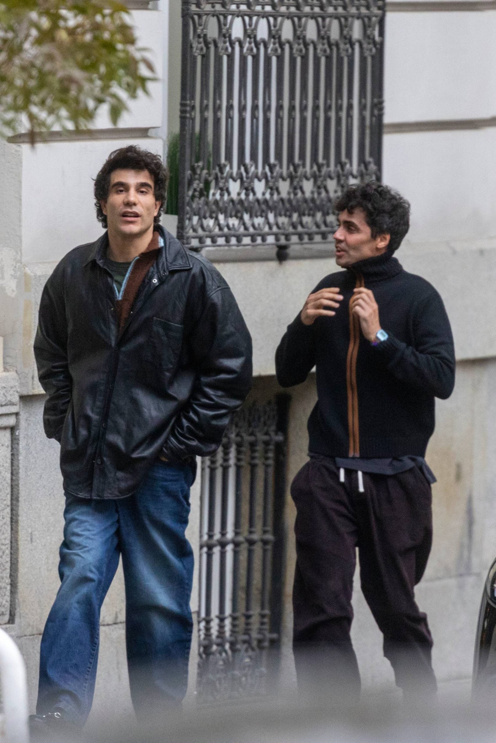 Los Javis por las calles de Madrid. (Foto: Gtres)