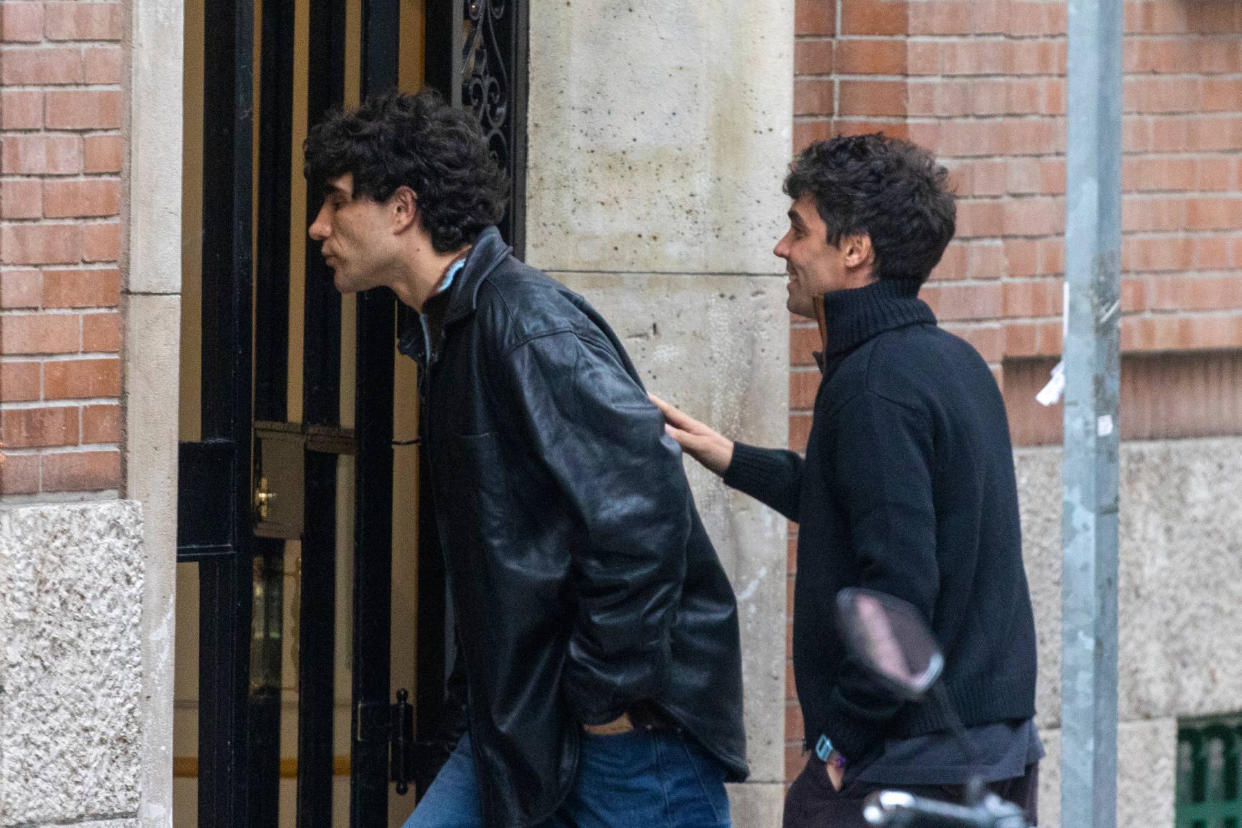 Los Javis por las calles de Madrid. (Foto: Gtres)