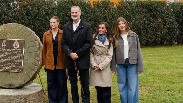 Los Reyes y sus hijas durante la visita a Valdesoto. (Foto: Gtres)