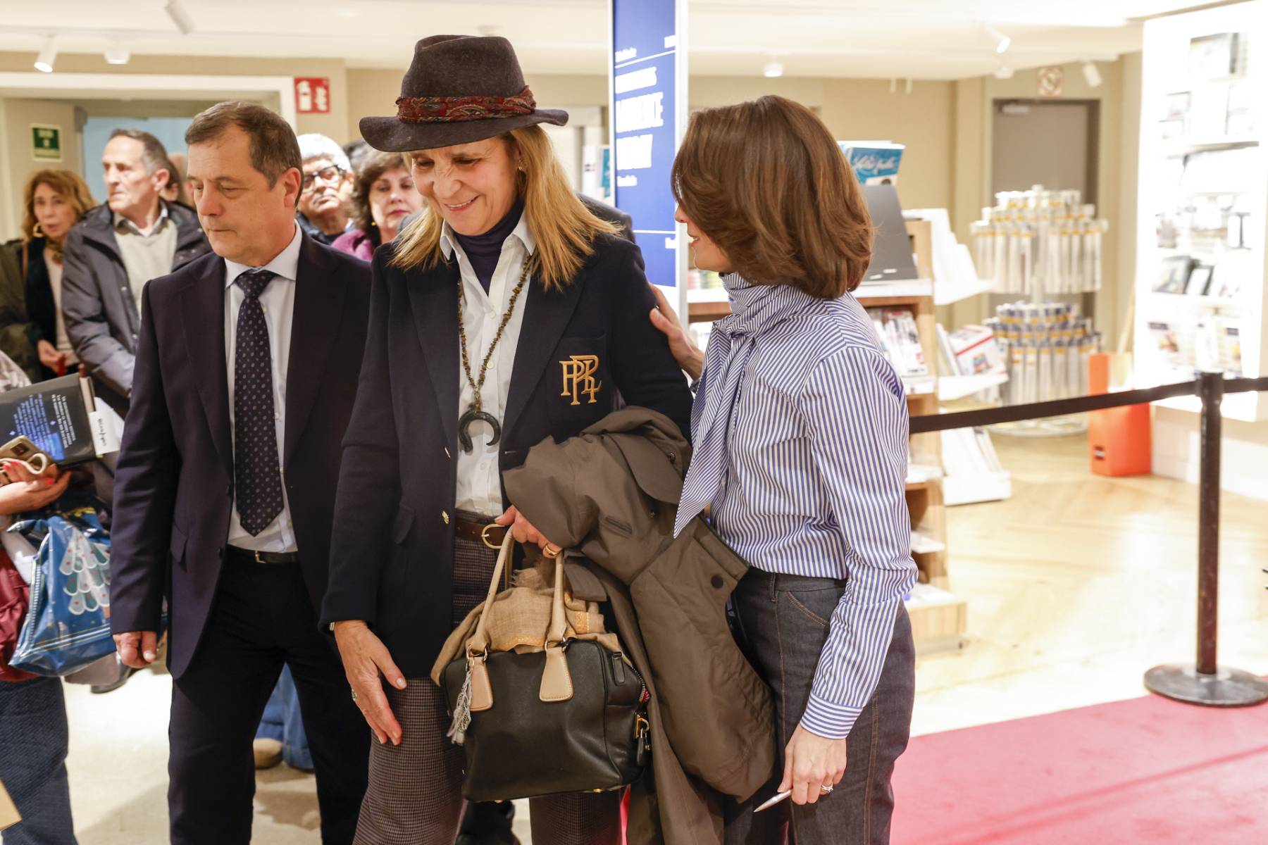 La infanta Elena y Laurence Debray en la firma de las memorias de Juan Carlos I. (Foto: Gtres)