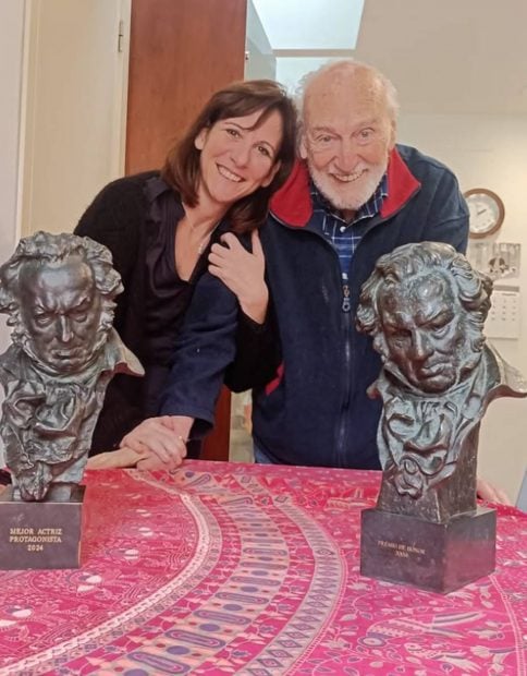 H&eacute;ctor Alteiro y su hija Malena y dos premios Goya. (Foto: Redes sociales)