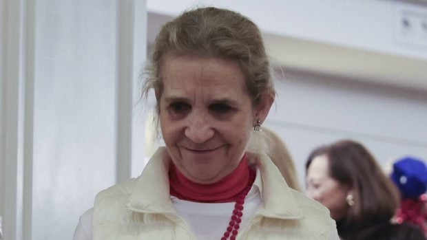 La infanta Elena en el mercadillo de la Fundaci&oacute;n MAPFRE. (Foto: Gtres)