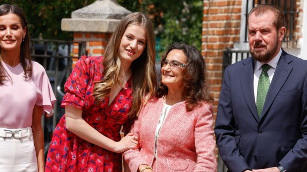 Jesús Ortiz junto a Paloma Rocasolano, Leonor y la Reina Letizia. (Foto: Gtres)