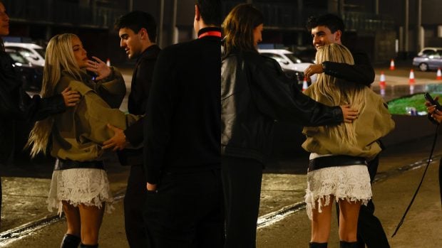 La pareja intercambi&oacute; besos y abrazos a la salida del concierto de la artista. (Fotos: Gtres)