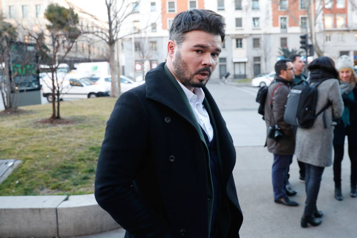 Gabriel Rufi&aacute;n la salida del Congreso, tras una jornada marcada por la actividad pol&iacute;tica. (Foto: Gtres)