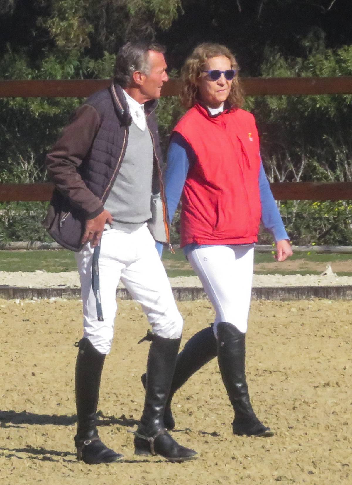 La infanta Elena de Borbón junto al jinete Luis Astolfi. (Foto: Gtres)