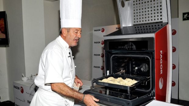 Karlos Argui&ntilde;ano cocinando. (Foto: Gtres)