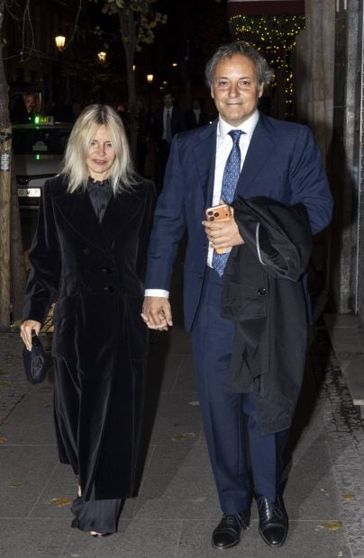 Eugenia Mart&iacute;nez de Irujo y Narc&iacute;s Rebollo llegando al Nuevo Club Madrid. (Foto: Gtres)