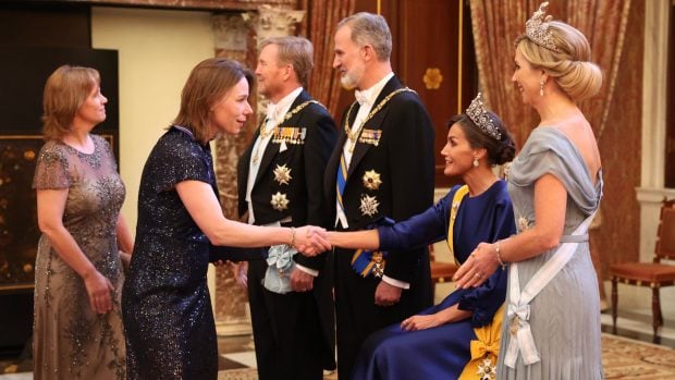 La Reina Letizia sentada durante su viaje de Estado a los Países Bajos. (Foto: Gtres)