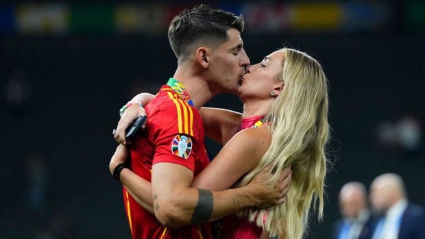 Alice Campello y Álvaro Morata besándose durante un partido. (Foto: Gtres)