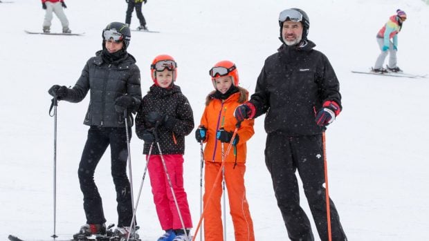 Los Reyes y sus hijas, Leonor y Sofía, esquiando en Huesca. (Foto: Gtres)