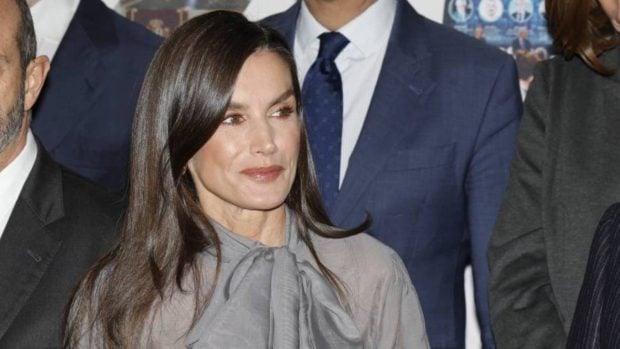 La Reina Letizia con el 'pussy bow'. (Foto: Gtres)