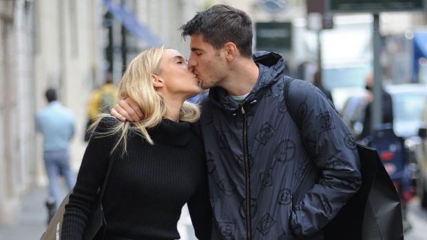 Alice Campello y Álvaro Morata dándose un beso. (Foto: Gtres)