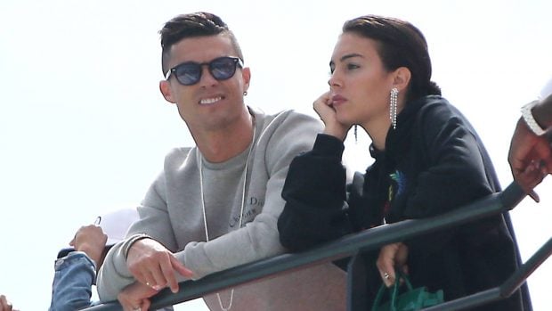 Georgina Rodr&iacute;guez y Cristiano Ronaldo durante unas vacaciones. (Foto: Gtres)