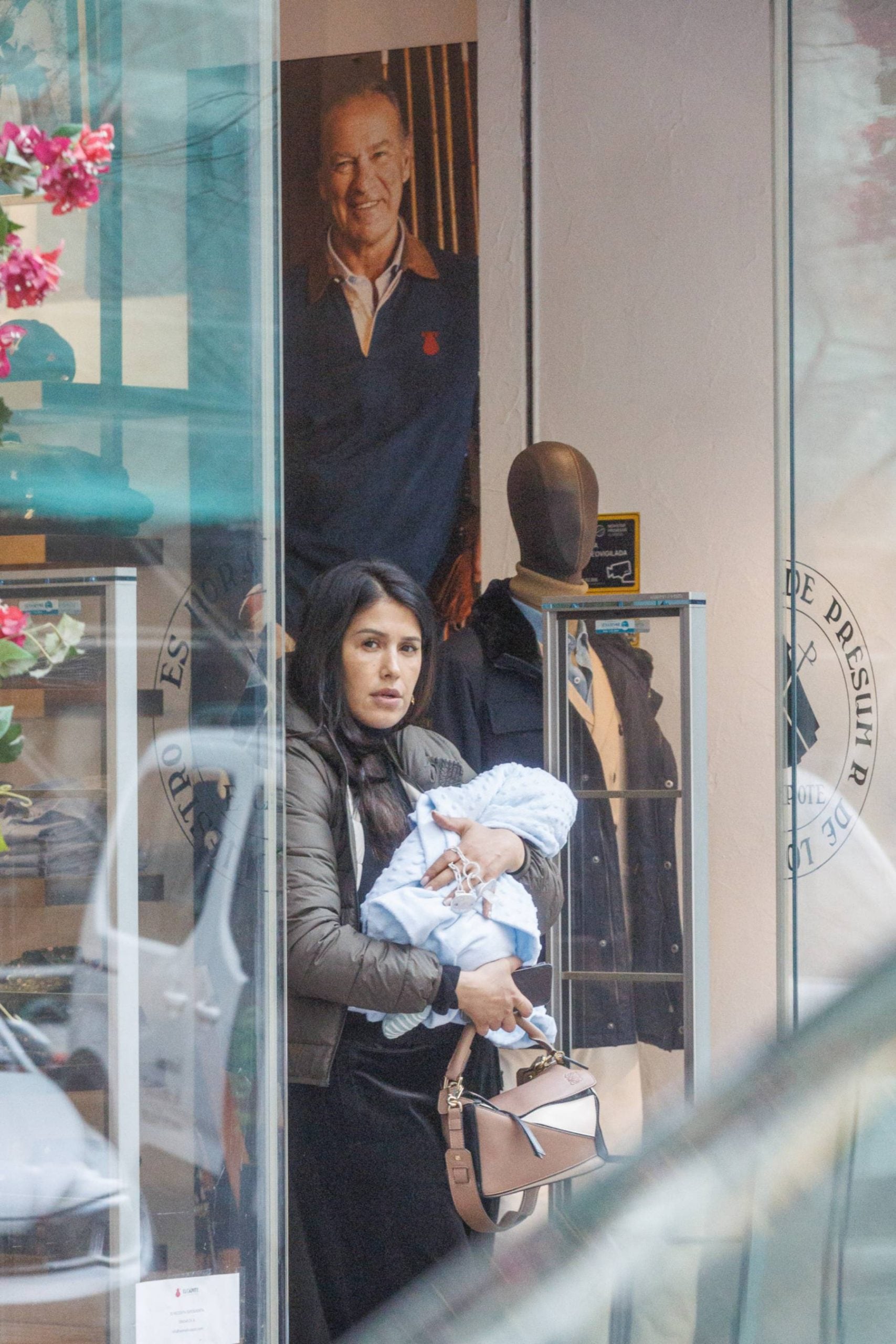 Gabriela Guillén por las calles de Madrid. (Foto: Gtres)