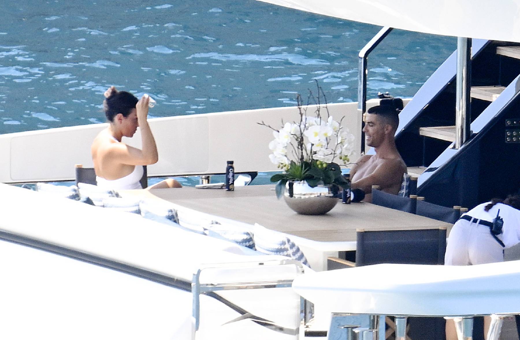 Georgina Rodríguez y Cristiano Ronaldo durante unas vacaciones. (Foto: Gtres)