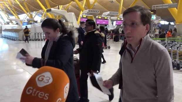 Jos&eacute; Luis Mart&iacute;nez Almeida y Teresa Urquijo en el aeropuerto. (Foto: Gtres)