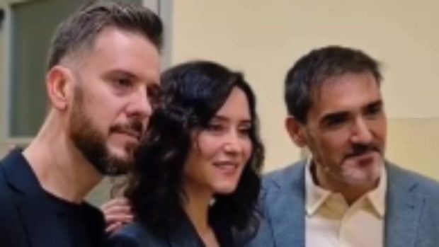 Isabel Díaz Ayuso con Los Meconios. (Foto: Redes sociales)