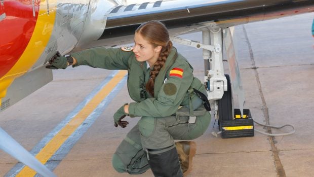 La princesa Leonor de Borb&oacute;n durante su primer vuelo en solitario. (Foto: Gtres)