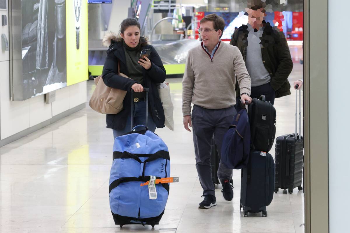 Teresa Urquijo y José Luis Martínez-Almeida, a su llegada al aeropuerto tras su escapada navideña a Roma. (Foto: Gtres)