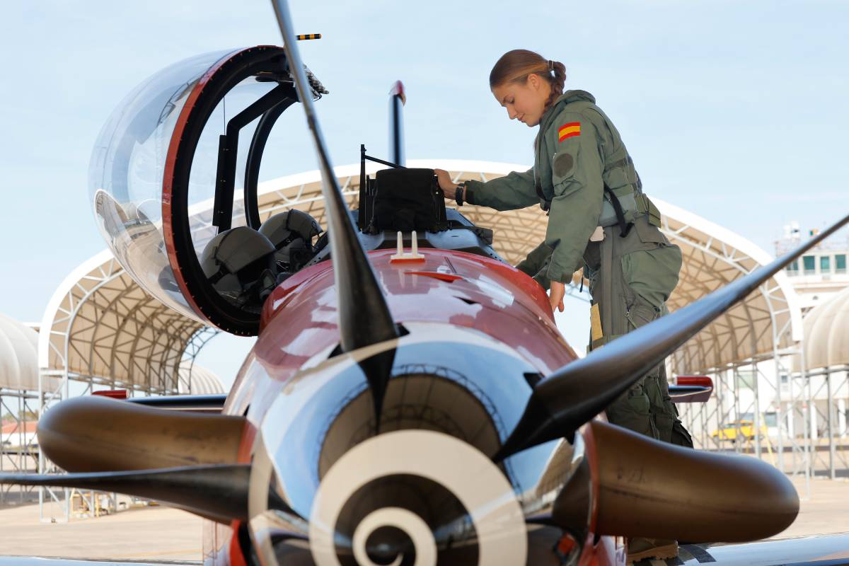La princesa Leonor de Borb&oacute;n durante su primer vuelo en solitario en la Academia General del Aire y del Espacio. (Foto: Gtres)