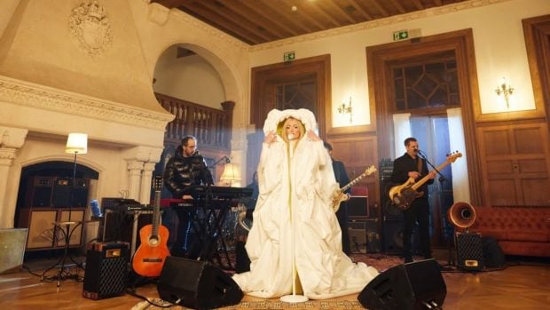 Amaia Montero actuando junto a 'La Oreja de Van Gogh'. (Foto: Redes sociales)