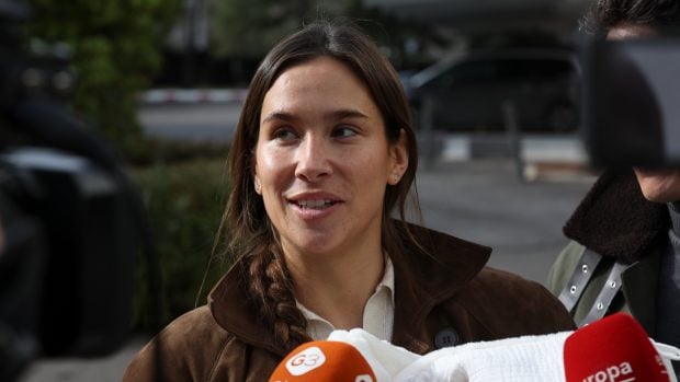 María Pombo a la salida del hospital junto a Mariana. (Foto: Gtres)