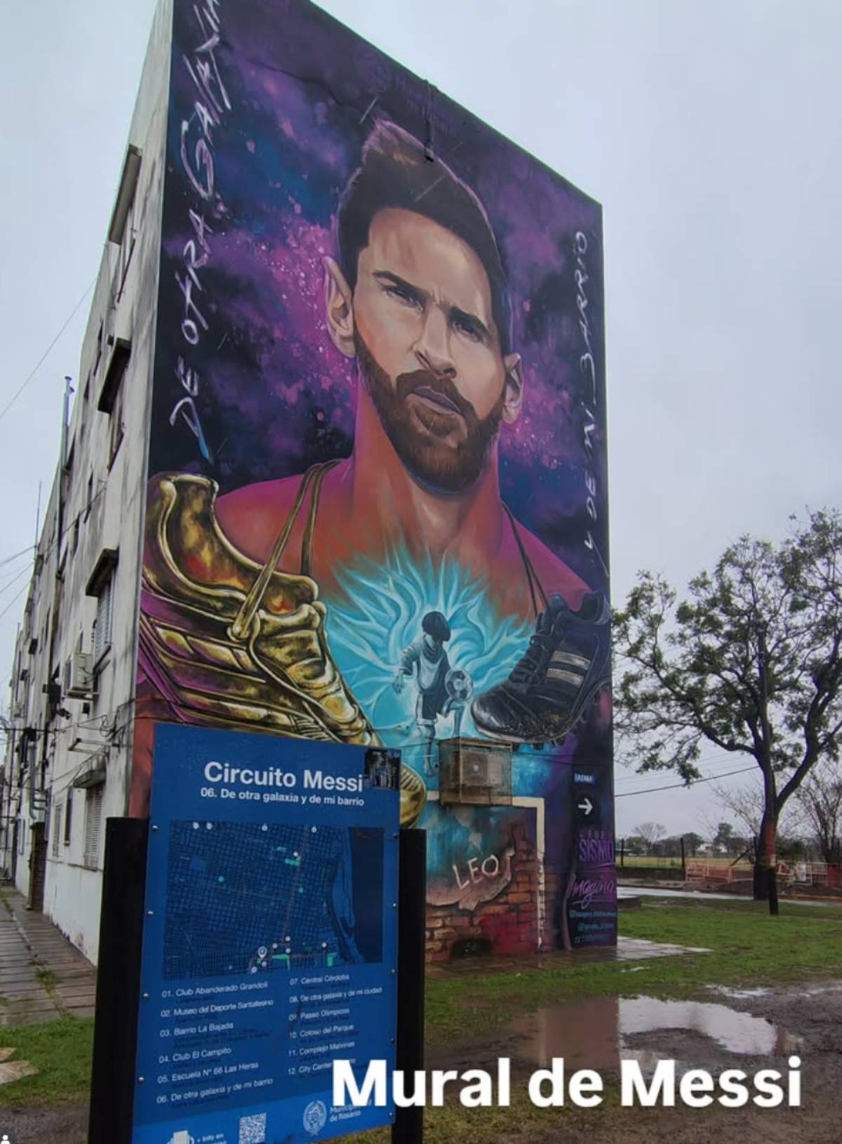 Leo Messi, símbolo global del fútbol, en su barrio de toda la vida. (Foto: Redes Sociales)