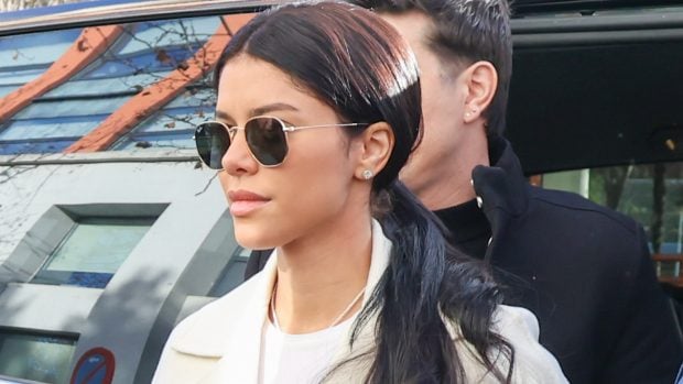 Giorgina Uzcategui ha hecho su aparici&oacute;n ante los Juzgados de Violencia Sobre la Mujer visiblemente seria y vestida con un total look blanco. (Foto: Gtres)