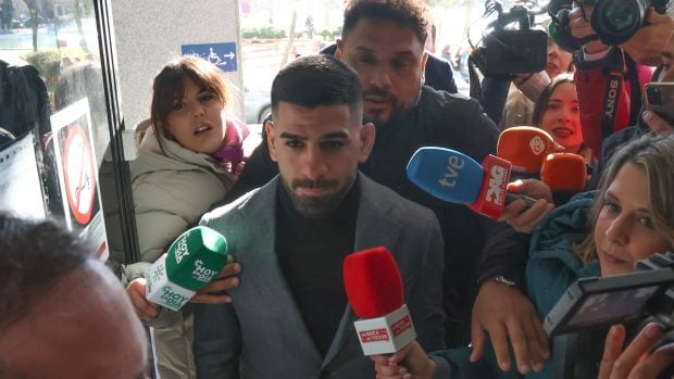 As&iacute; ha sido la llegada de Topuria al Juzgado de Violencia de M&oacute;stoles. (Foto: Gtres)