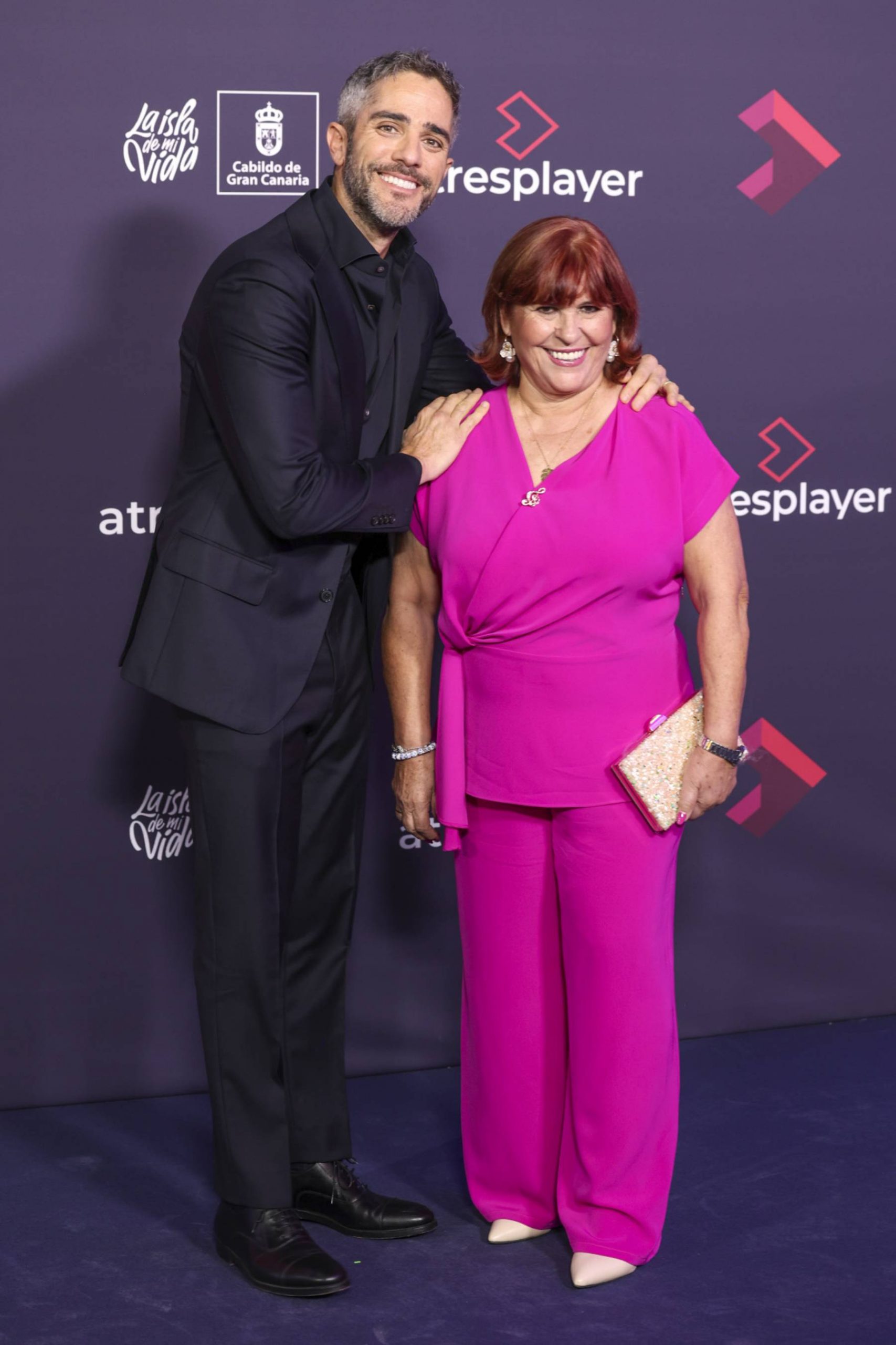 Roberto Leal y su madre, Mercedes Guill&eacute;n, en un estreno. (Foto: Gtres)