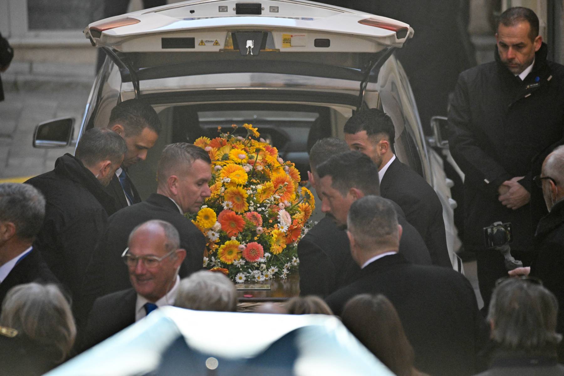 Familiares y amigos en el &uacute;ltimo adi&oacute;s a Brigitte Bardot. (Foto: Gtres)
