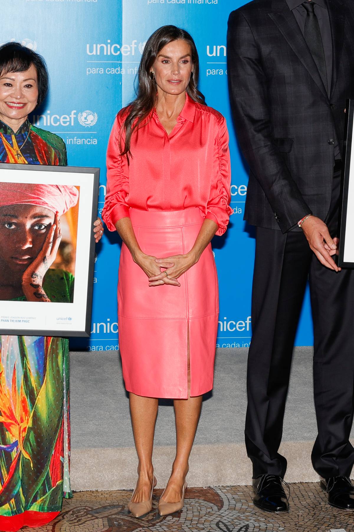 La versión coral/rosa que lució Doña Letizia es una falda lápiz de piel firmada por Hugo Boss. (Foto: Gtres)