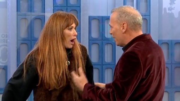 El encuentro entre Cristina Piaget y Carlos Lozano en 'GH D&Uacute;O'. (Foto: Telecinco)