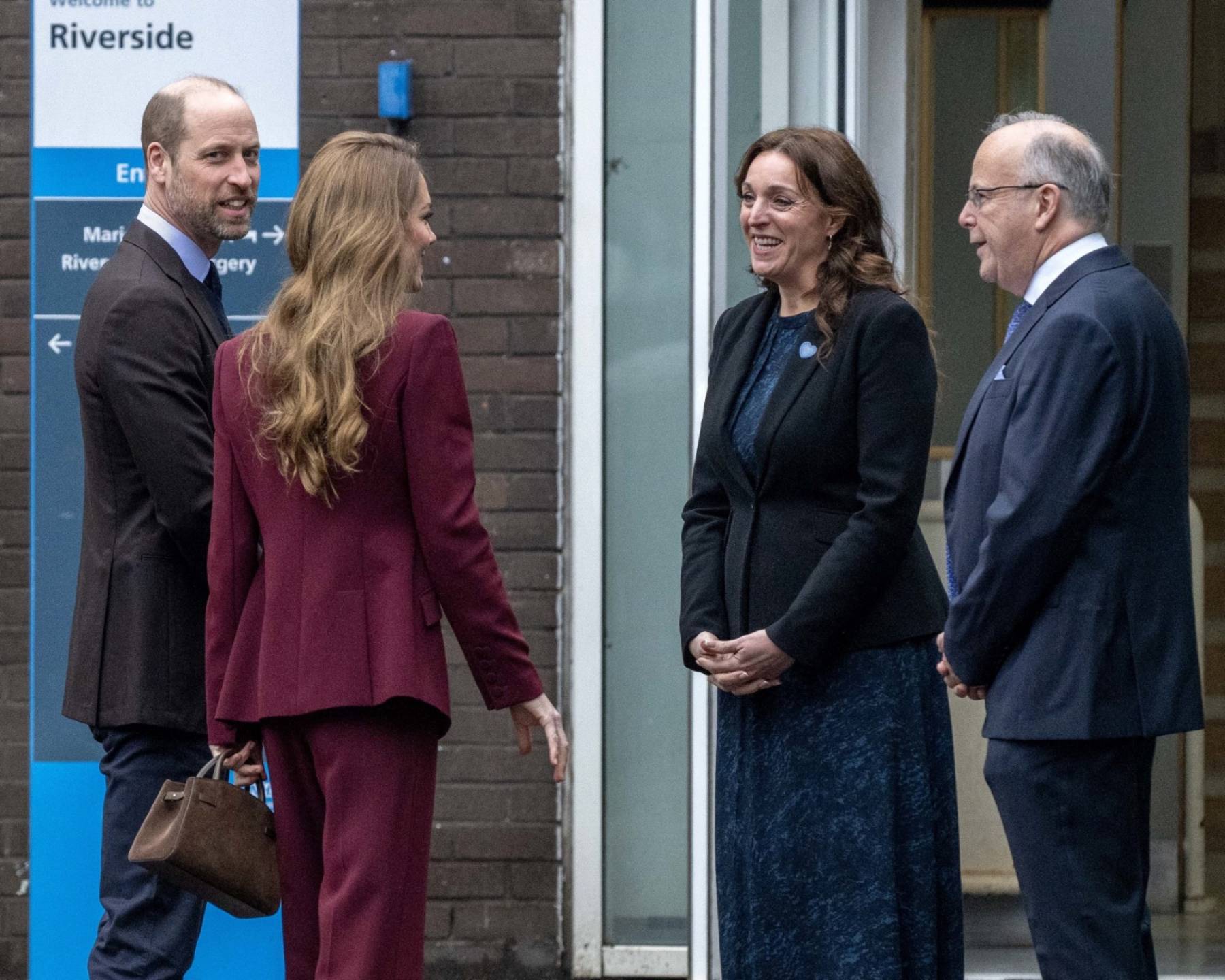 Kate Middleton y el pr&iacute;ncipe Guillermo en un acto oficial. (Foto: Gtres)