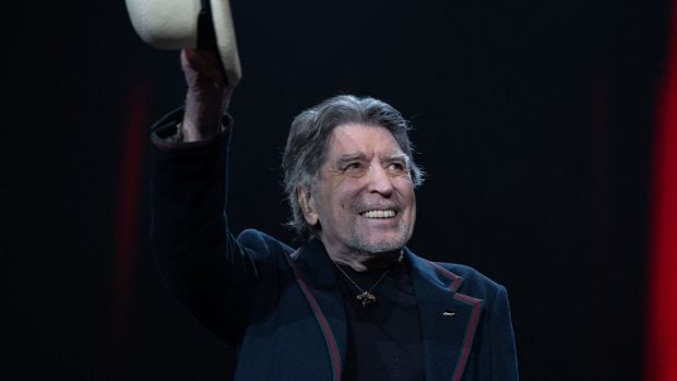 Joaquín Sabina sonriente en el escenario. (Foto: Gtres)