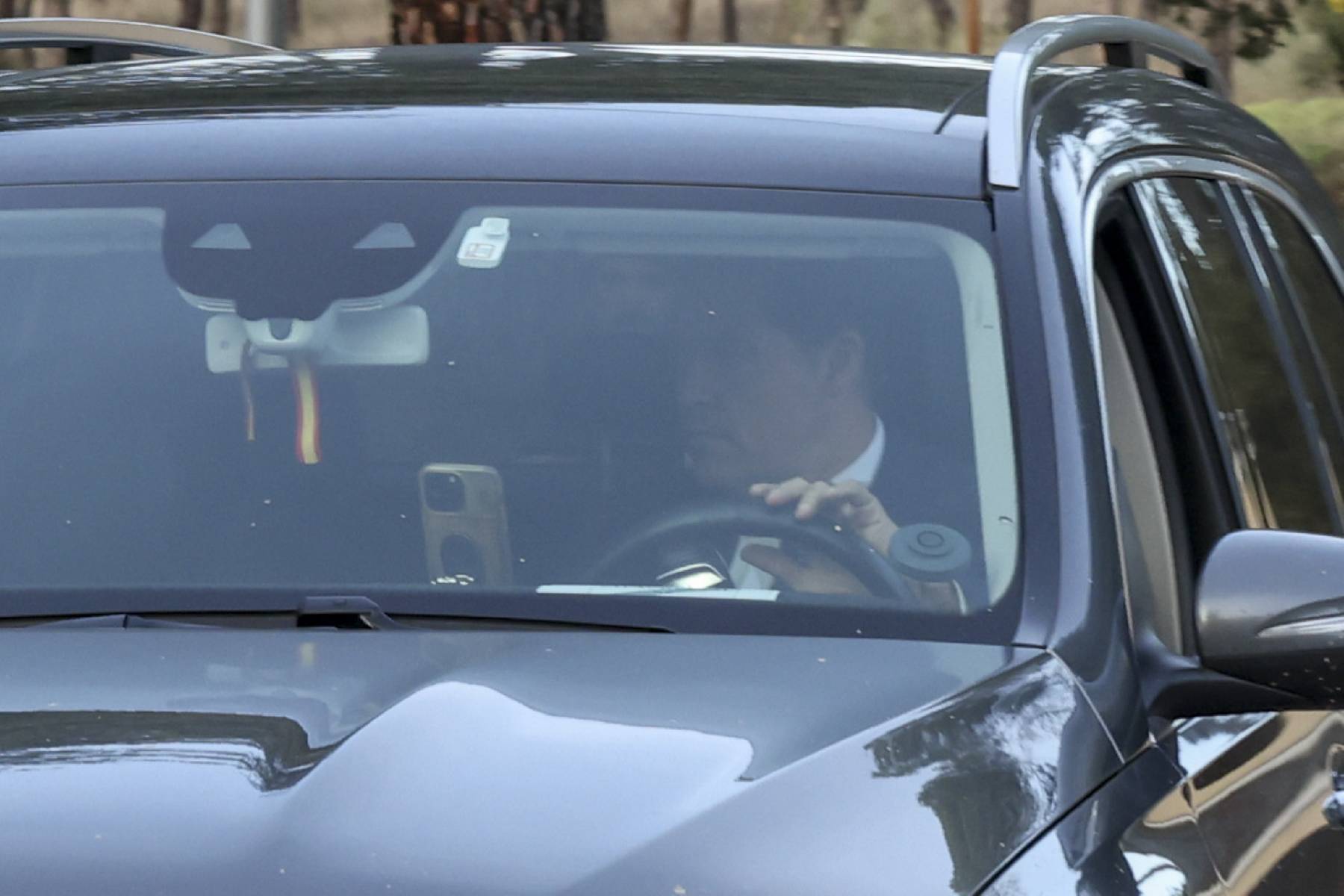 Luis Alfonso de Borb&oacute;n en el interior de un coche. (Foto: Gtres)