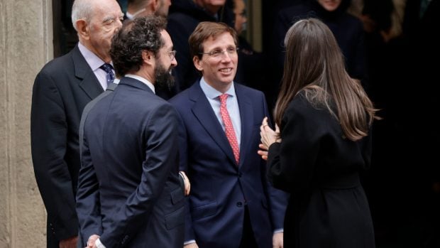 Jos&eacute; Luis Mart&iacute;nez-Almeida saluda a la Reina Letizia en los Premios Zenda. (Foto: Gtres)
