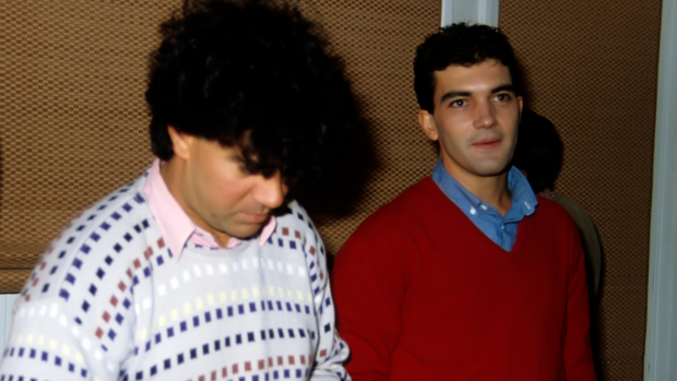 Antonio Banderas y Pedro Almod&oacute;var en los a&ntilde;os ochenta. (Foto: Gtres)