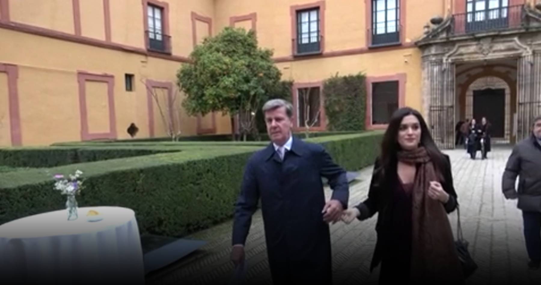 Cayetano Mart&iacute;nez de Irujo y B&aacute;rbara Mirjan en Sevilla. (Foto: Gtres)