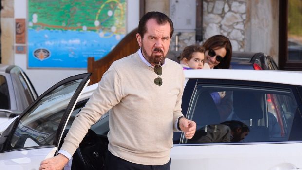 Jes&uacute;s Ortiz saliendo del coche. (Foto: Gtres)