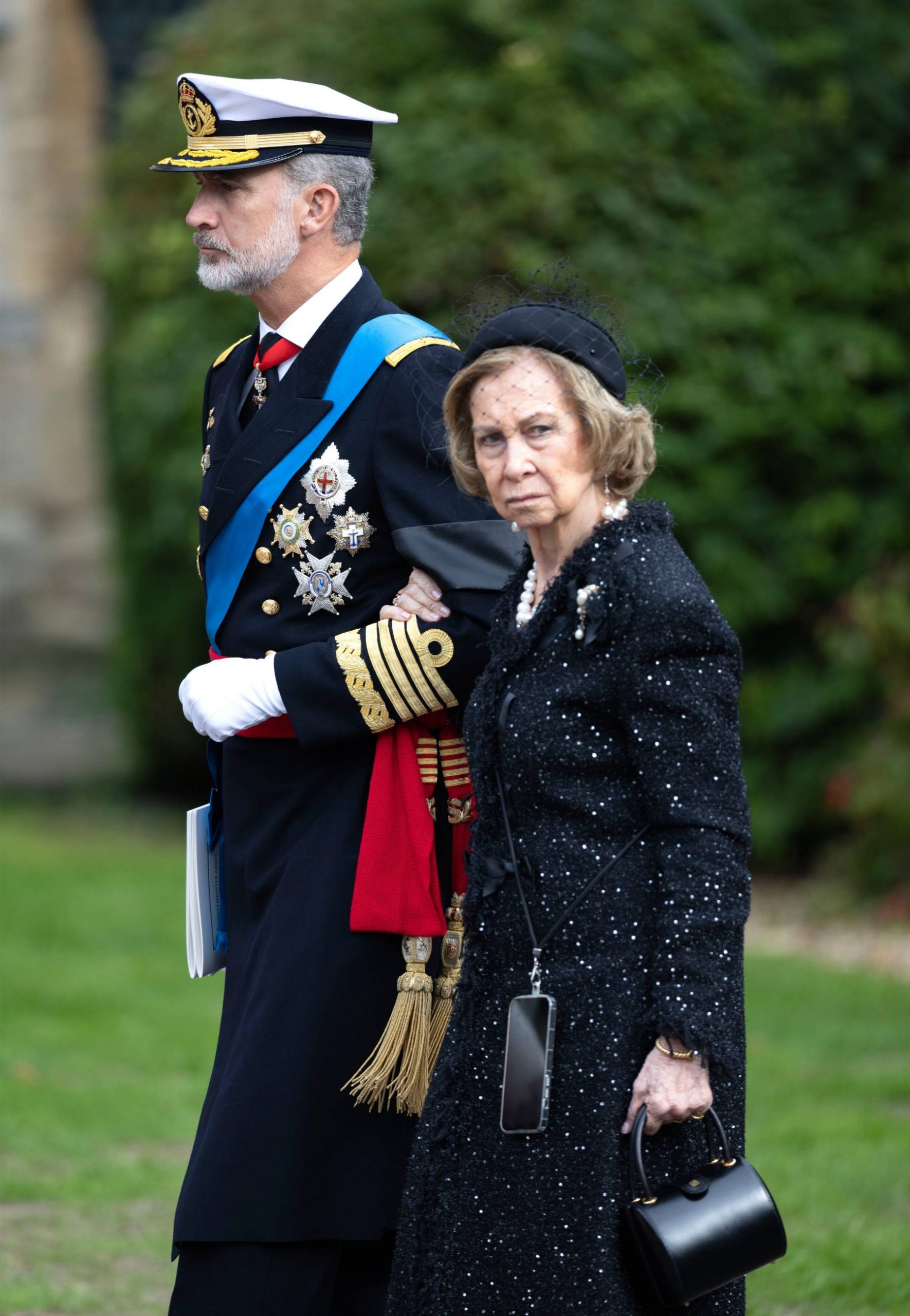 La Reina Sof&iacute;a del brazo del Rey Felipe VI. (Foto: Gtres)
