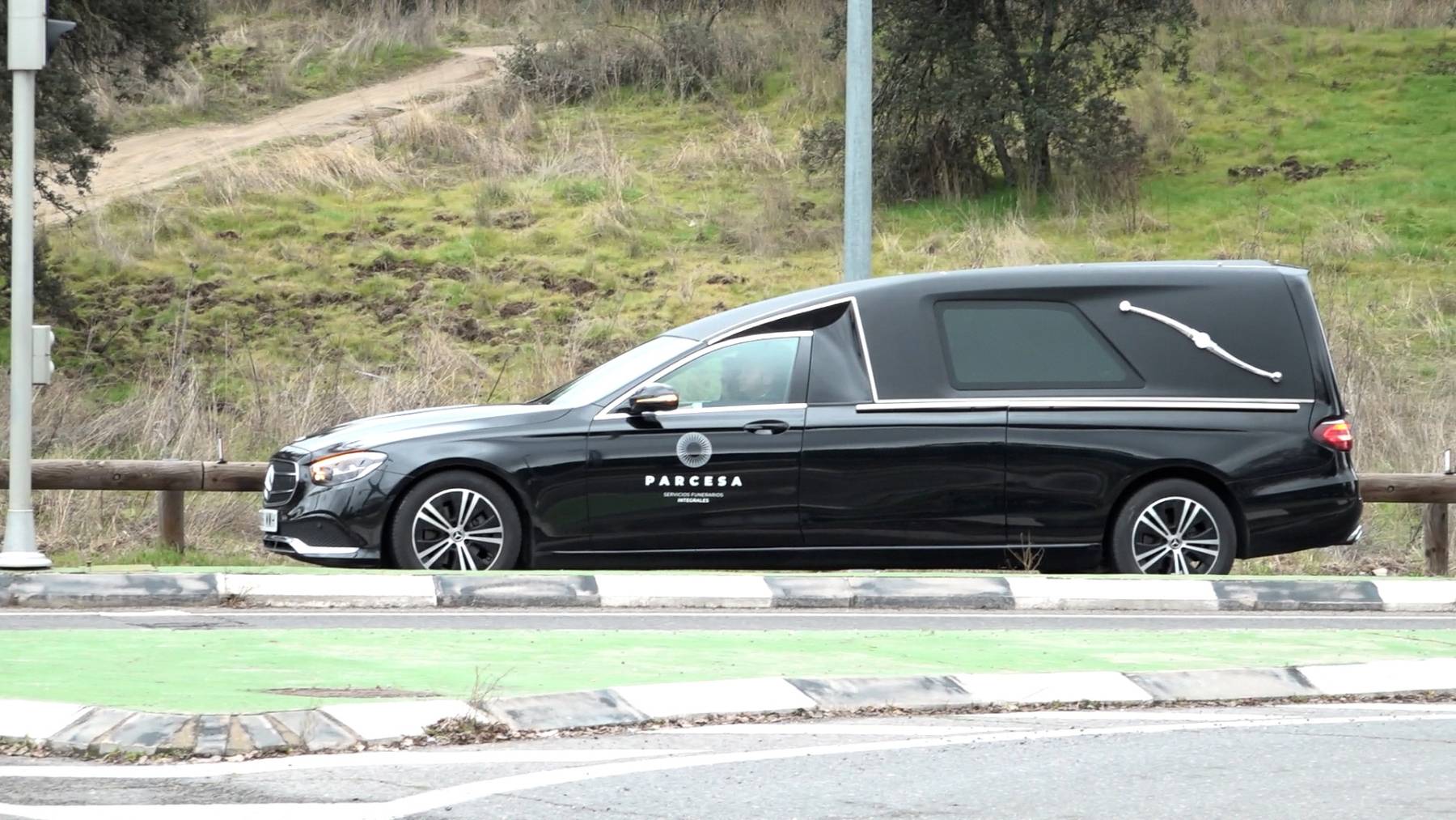 Un coche f&uacute;nebre en las inmediaciones de Zarzuela. (Foto: Gtres)
