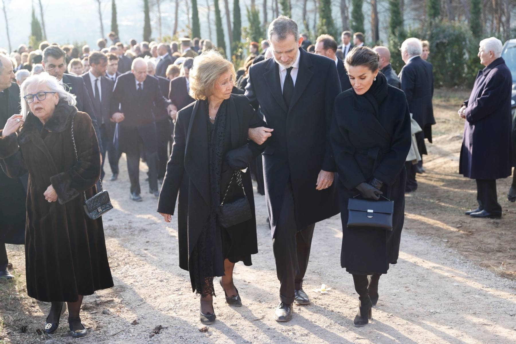 Los Reyes Felipe y Letizia junto a Do&ntilde;a Sof&iacute;a en un funeral. (Foto: Gtres)