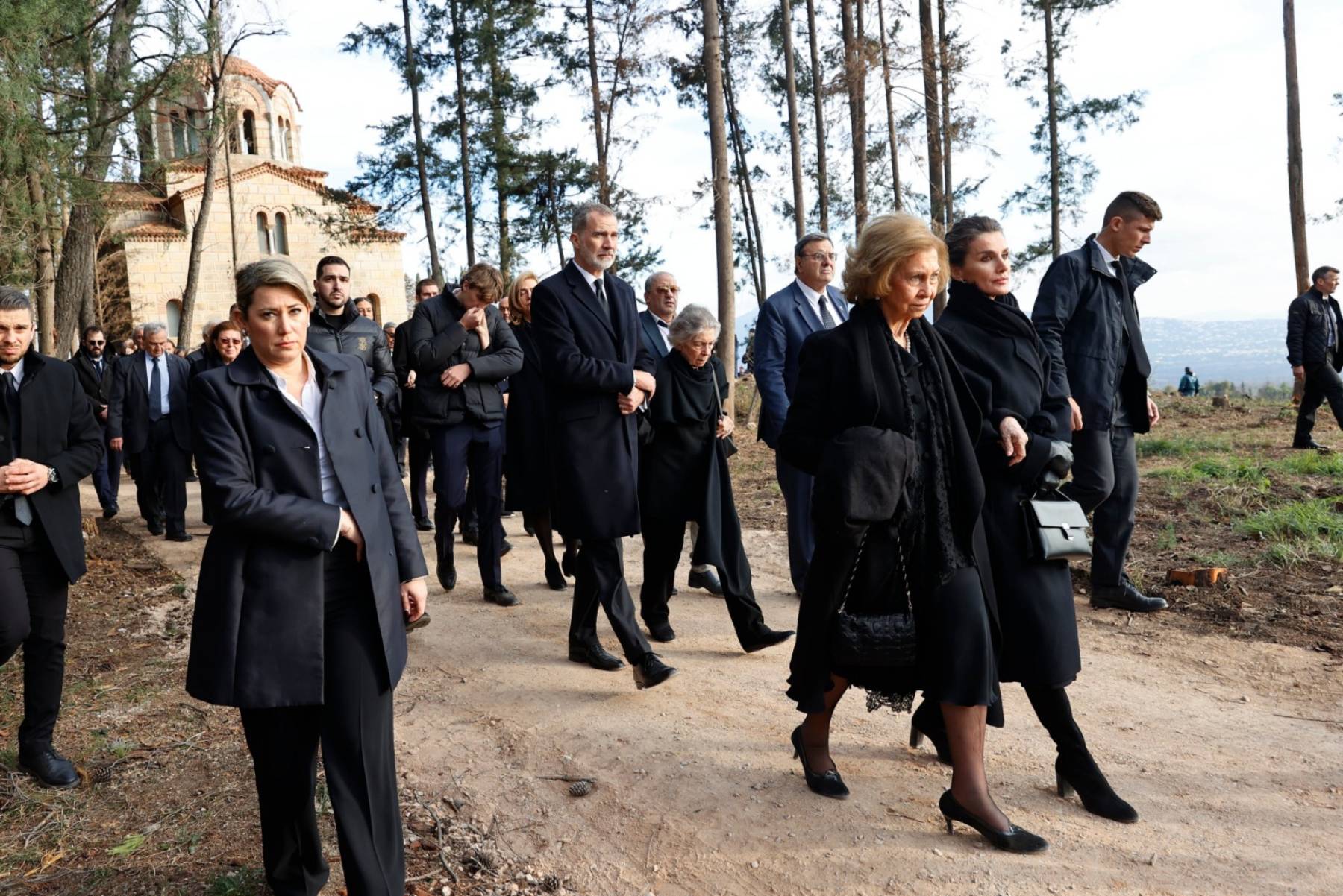 Los Reyes Felipe y Letizia junto a Do&ntilde;a Sof&iacute;a en Tatoi. (Foto: Gtres)