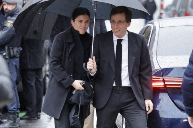 Teresa Urqujo con Almeida en la misa de Irene de Grecia. (Foto: Gtres)