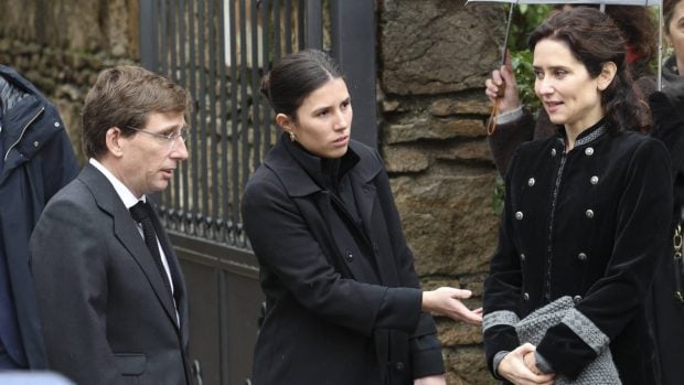 Jos&eacute; Luis Mart&iacute;nez-Almeida, Teresa Urquijo e Isabel D&iacute;az Ayuso. (Foto: Gtres)