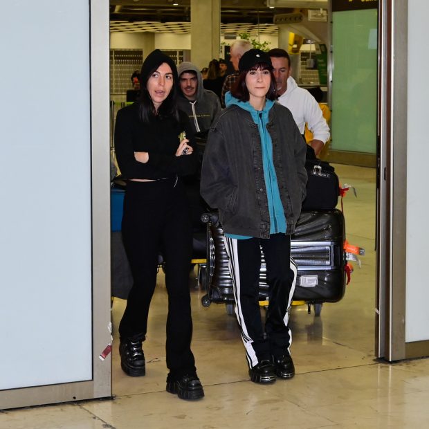 Aitana y Valle en el aeropuerto. (Foto: Gtres)
